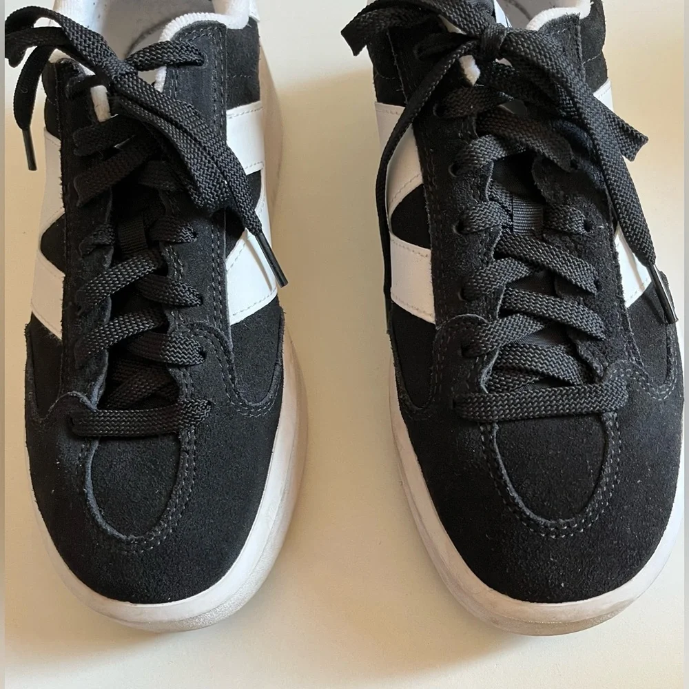 New Balance CT302 Athletic Shoe - Black & White Men’s 8 Women’s 9.5 Sneakers